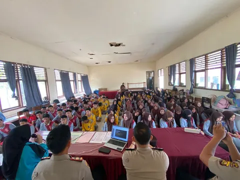 Polisi Peduli Pendidikan di Batanghari Leko Arahkan Siswa Mengembangkan Potensi